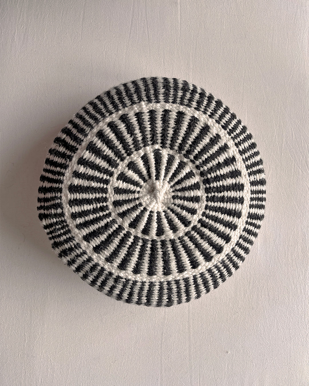 Round Cushion – Natural & Black (M)