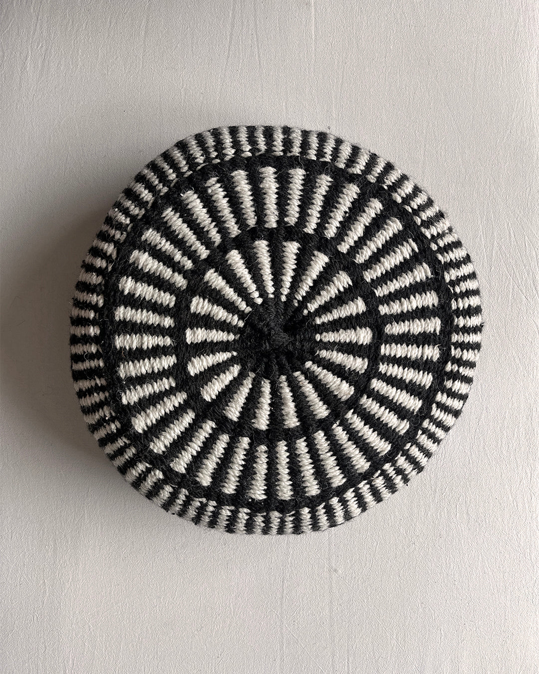Round Cushion – Black & Natural (M)
